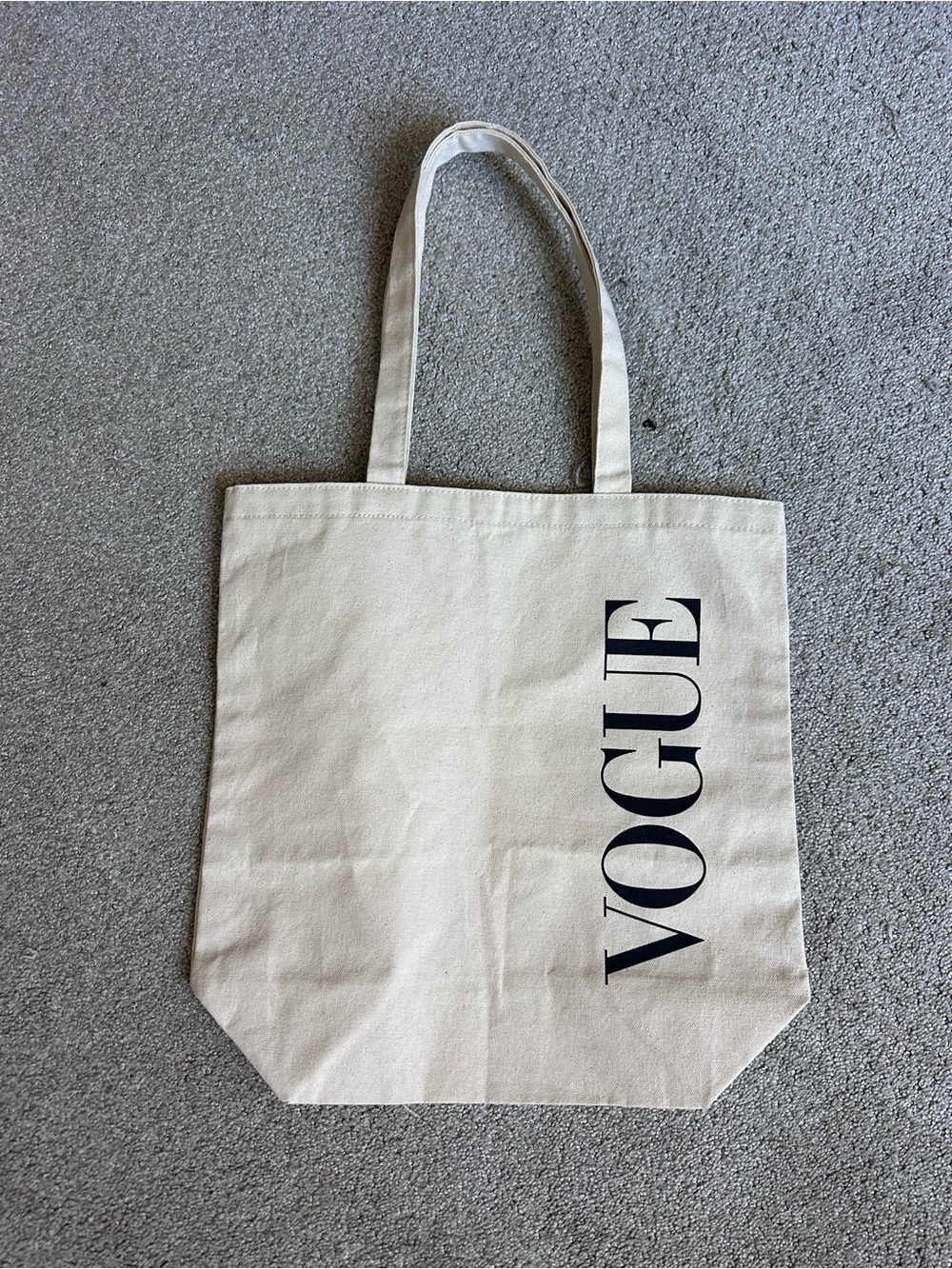 💄A thick tote Vogue for every day.